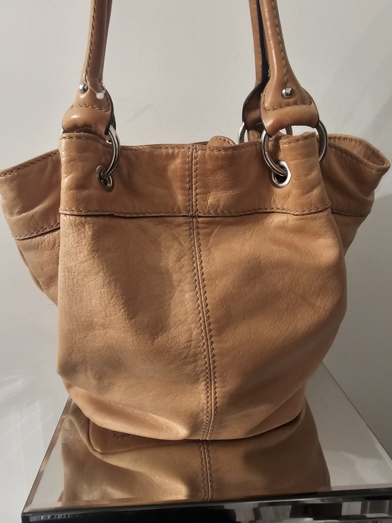 Tignanello Handbags - Tignanello Tan Leather Shoulder Tote